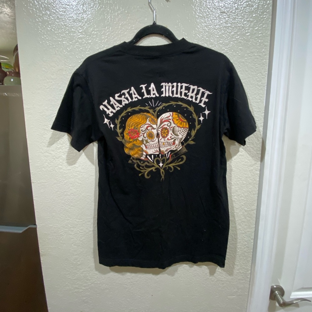 Suavecito Hasta la muerte Black Short Sleeve Tee with Heart Graphic